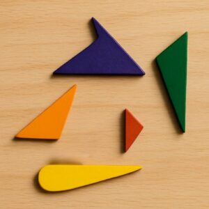 Éléments du logo disposés séparément sur fond bois