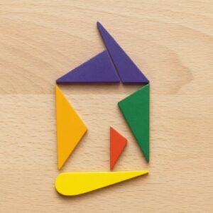 Formes colorées composant une maison stylisée