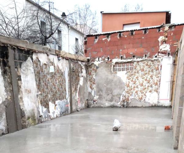 Terrain prêt pour reconstruction après démolition à Créteil