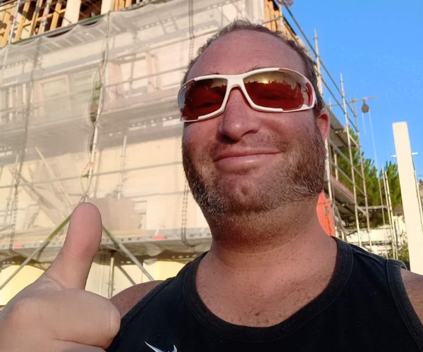 Artisan sur le chantier de surélévation à Bois-Colombes