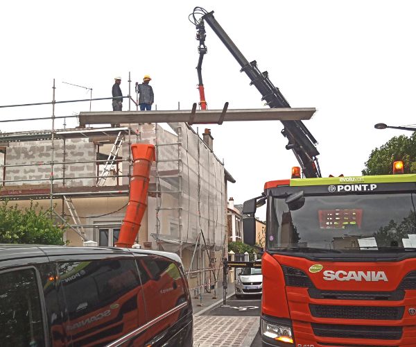 Travaux de surélévation en cours avec grue à Bois-Colombes