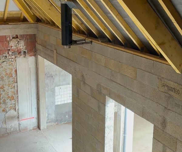 Charpente bois et murs de l’étage en construction à Créteil