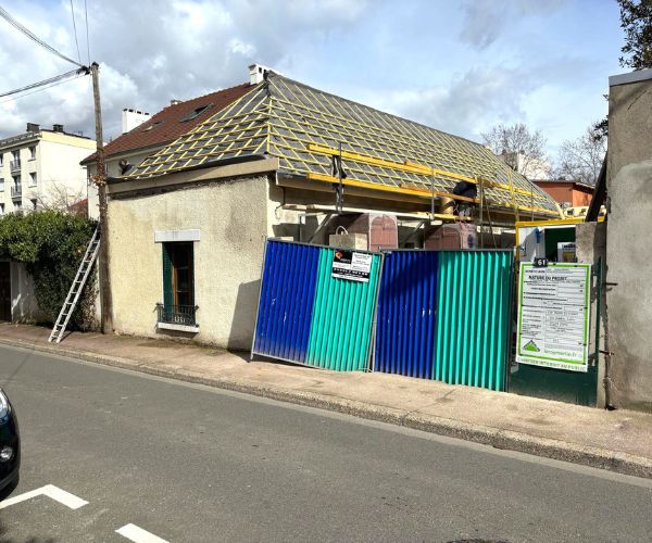 Pose de la toiture en tuiles sur maison en reconstruction à Créteil