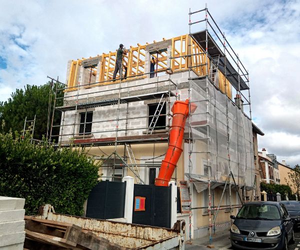 Début de la construction de la charpente sur chantier de surélévation