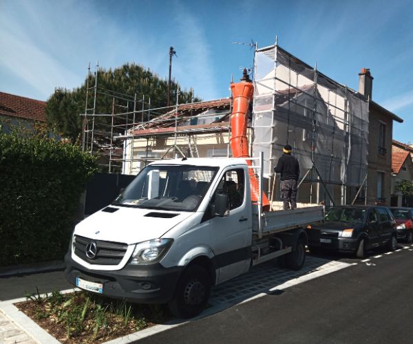 Démolition partielle de la toiture avant surélévation à Bois-Colombes