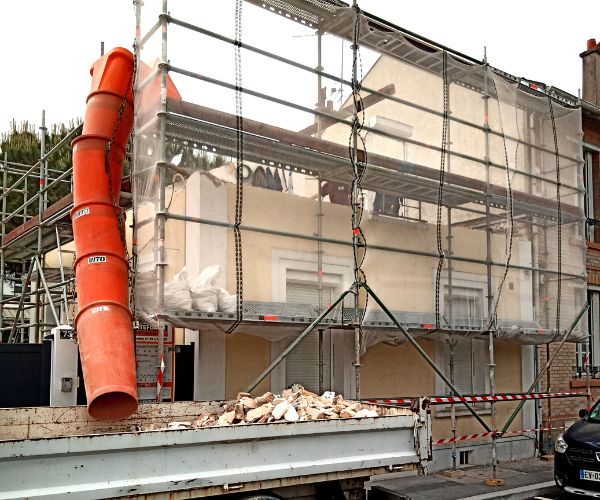 Retrait de la toiture avant surélévation à Bois-Colombes