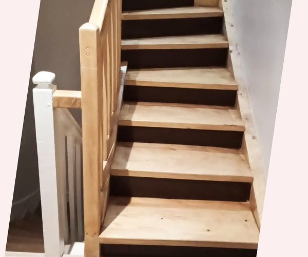 Escalier tournant en bois reliant les étages d’une maison surélevée à Bois-Colombes