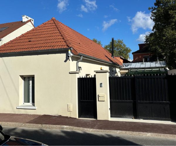 Façade rénovée avec enduit neuf et toiture tuiles à Créteil