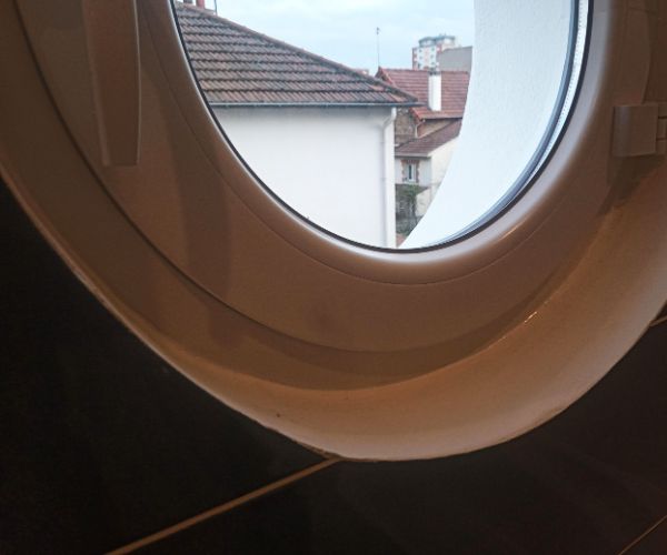 Fenêtre ronde dans salle de bain du nouvel étage surélevé