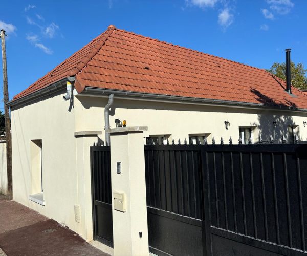 Maison neuve avec toiture rouge et ravalement clair à Créteil