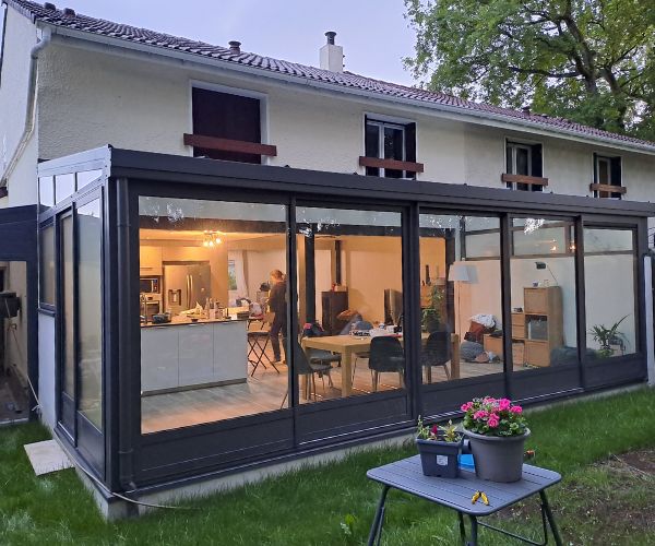 Façade arrière de maison avec véranda aluminium à Le Plessis Trevise