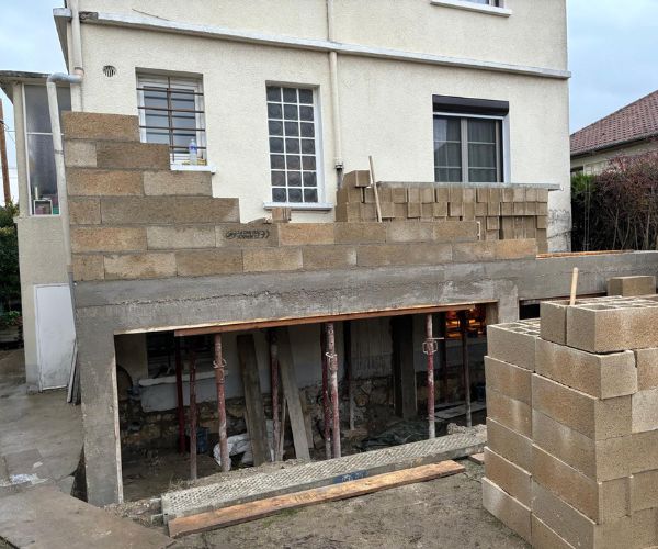 Travaux de maçonnerie en cours pour l’extension à Le Blanc Mesnil