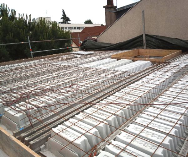 Plancher béton terminé au niveau R+2 d’une maison surélevée à Bois-Colombes