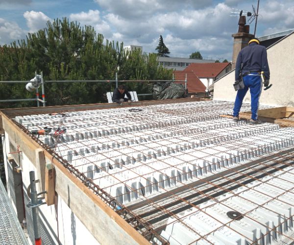 Travaux de mise en place d’un plancher poutrelles-hourdis pour surélévation