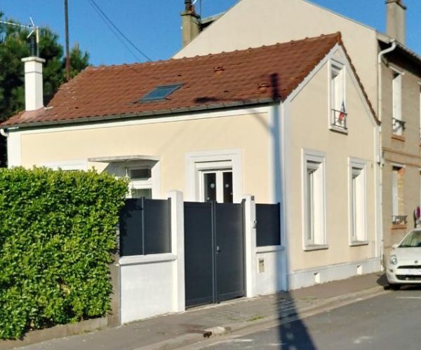Façade d’une maison avant surélévation à Bois-Colombes