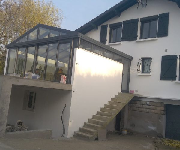 Photo de la véranda et de la terrasse après les travaux de gros œuvre à Villecresnes.