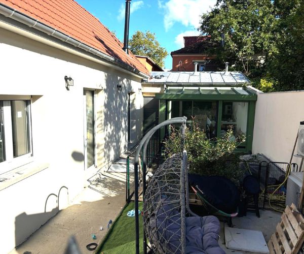 Maison reconstruite à Créteil avec véranda et terrasse