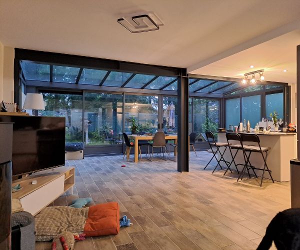 Vue intérieure d’une maison rénovée avec véranda, IPN et climatisation