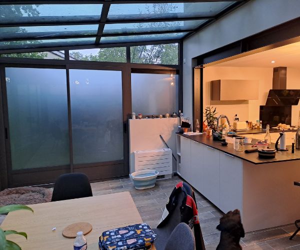 Détail intérieur entre cuisine et véranda aluminium