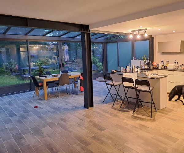 Espace intérieur rénové avec cuisine et véranda lumineuse